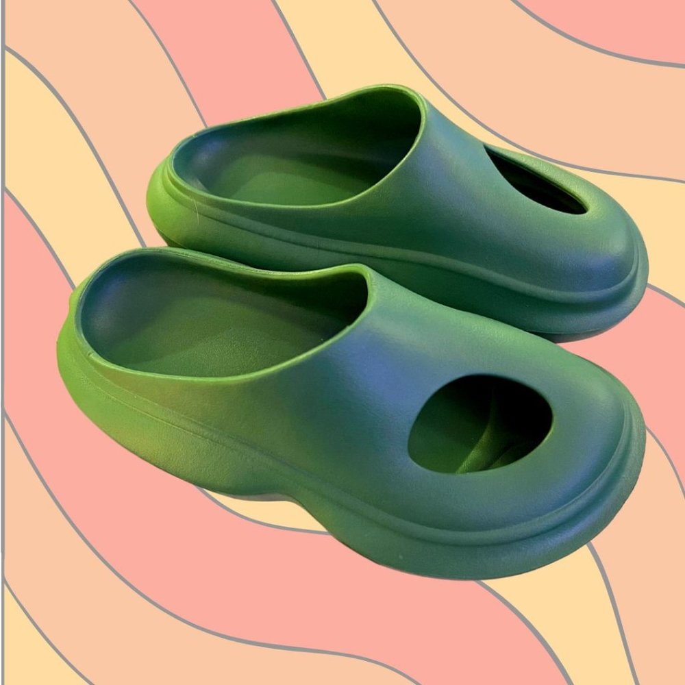 Green Sootheez Slip-Ins size 9-10